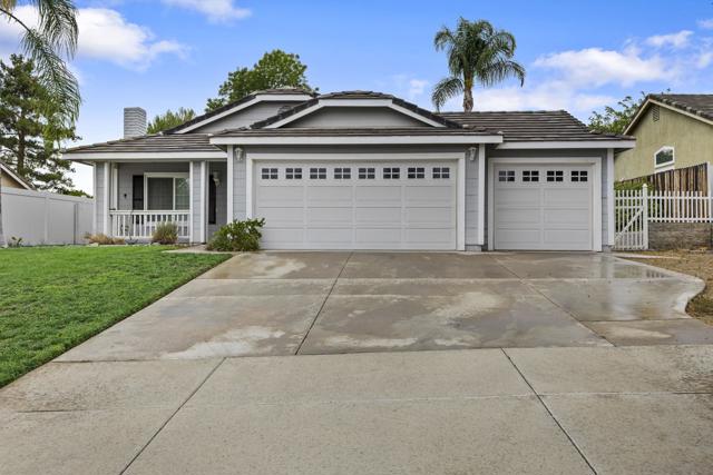 39493 Diego dr, Temecula CA: https://media.crmls.org/mediaz/7314803a-e9c4-495c-9712-04fbeb49a602.jpg