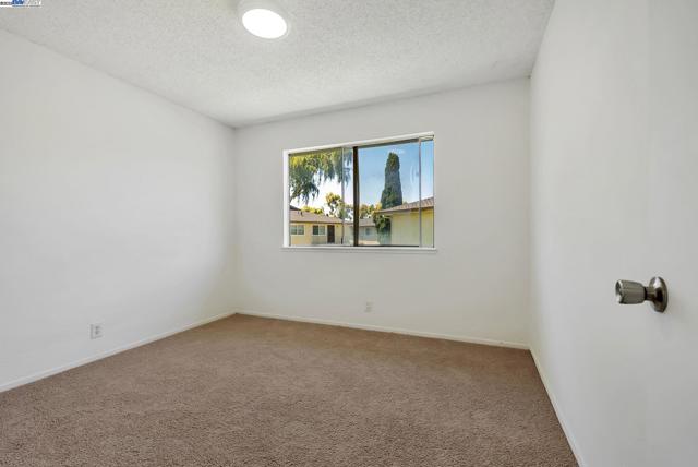 2274 Peacock Pl, Union City CA: https://media.crmls.org/mediaz/7314aac7-c50f-4c66-941a-81352980c2c9.jpg
