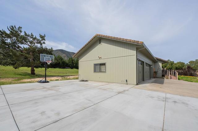 23465 Redding Circle, Salinas CA: https://media.crmls.org/mediaz/7314e32a-1c3d-4bb5-9671-7ebee1696792.jpg