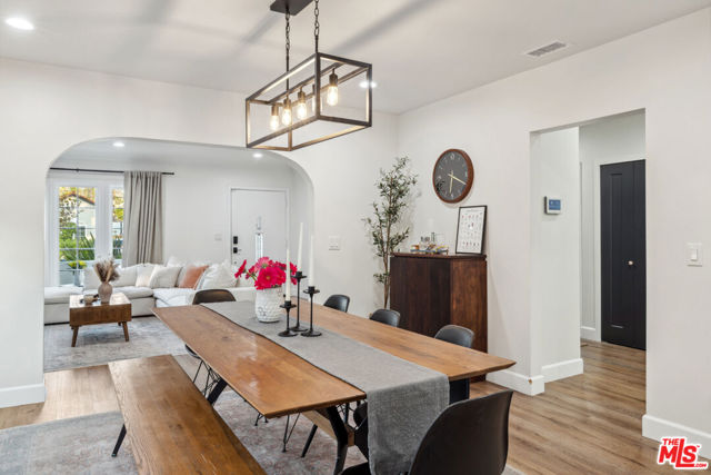 821 S Cloverdale Avenue, Los Angeles CA: https://media.crmls.org/mediaz/731644ad-b3cc-482d-82e4-5d9a75ca5b73.jpg