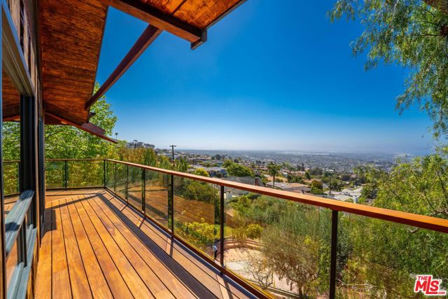 440 Mariposa Drive, Ventura CA: https://media.crmls.org/mediaz/73164b90-5c7c-4bbd-ad87-ed0365159b26.jpg
