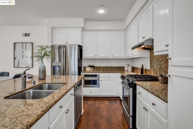 1623 Fortmann Way, Alameda CA: https://media.crmls.org/mediaz/731759f4-8f60-4b03-bbe0-3cbbee3ac57b.jpg
