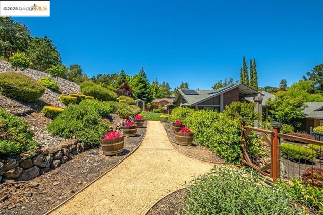1431 Huston Rd, Walnut Creek CA: https://media.crmls.org/mediaz/7318438a-56dc-4666-9d8a-2552c182e18f.jpg