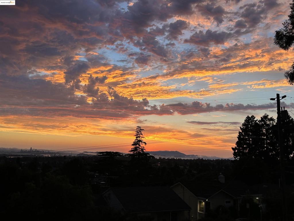 https://media.crmls.org/mediaz/7318d820-8555-437a-a770-73ad8967ebdb.jpg?preset=X-Large