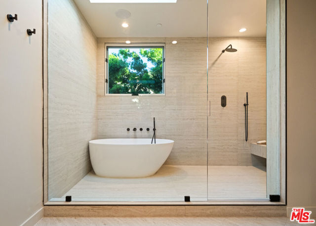 615 23rd Street, Santa Monica CA: https://media.crmls.org/mediaz/7319180e-e7b9-4f54-9558-c21df71c6b49.jpg