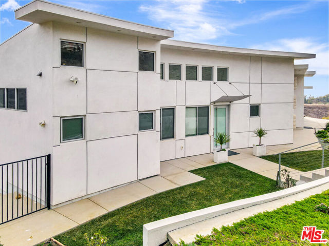 28405 Via Acero Street, Malibu CA: https://media.crmls.org/mediaz/731a0cd7-e19a-4614-a4a9-505cc31ec3aa.jpg