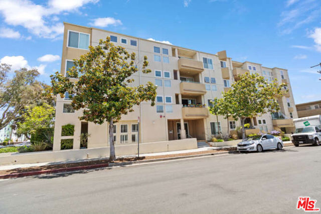 10790 Rose Avenue, Los Angeles CA: https://media.crmls.org/mediaz/731a9425-a72d-4628-8e2a-4cf7cc9c12e4.jpg