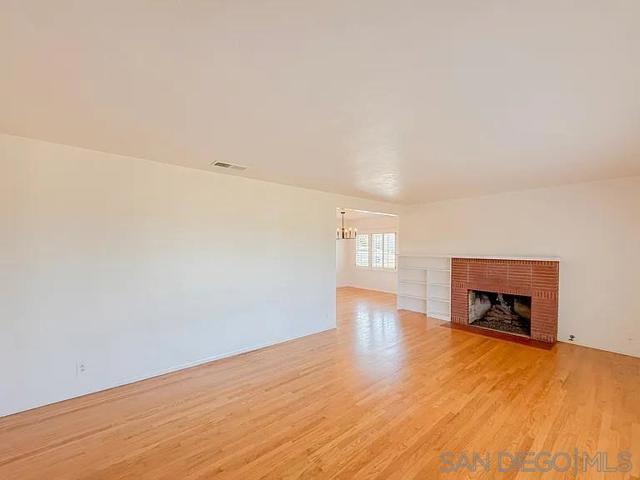 323 Hill Dr, Vista CA: https://media.crmls.org/mediaz/731a9abd-e4d0-4091-8921-a018e434089f.jpg