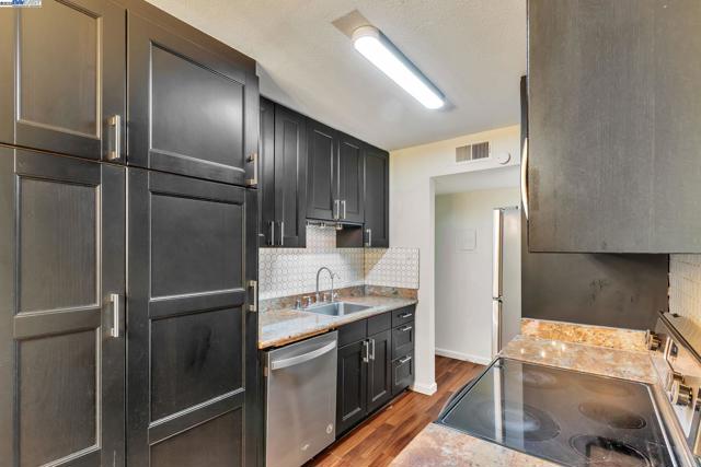 291 Tradewinds Dr, San Jose CA: https://media.crmls.org/mediaz/731c4a48-96d3-4637-837c-6f77fd346b41.jpg
