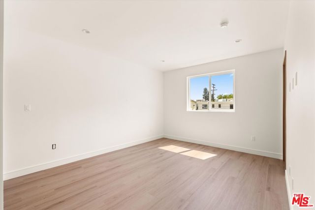 5910 1/2 Mammoth Avenue, Sherman Oaks CA: https://media.crmls.org/mediaz/731c5721-477a-4fff-9ae8-47c526d1ba78.jpg