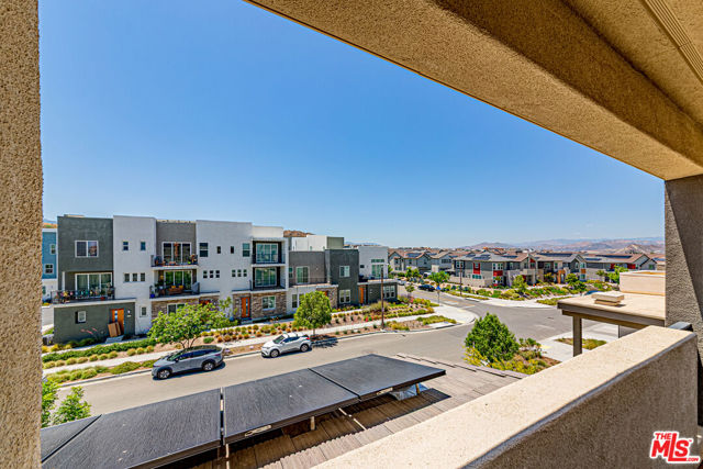 27457 Flycatcher Place, Valencia CA: https://media.crmls.org/mediaz/731d6d7c-c4d0-4200-af00-99cbdc2ace53.jpg