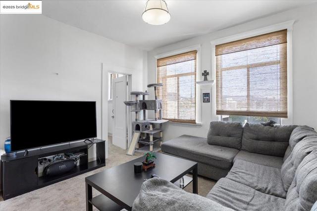 498 25th Street, Oakland CA: https://media.crmls.org/mediaz/731d7878-b845-40a6-b0c8-762afdefac2e.jpg