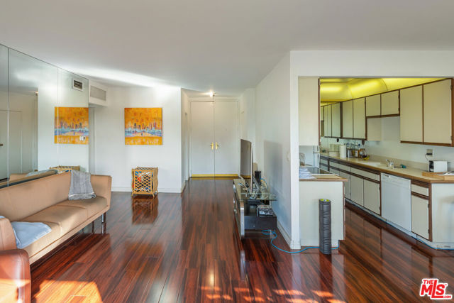 1131 Alta Loma Road, West Hollywood CA: https://media.crmls.org/mediaz/731d791a-a275-4ff9-a6cc-ff905c757a1a.jpg