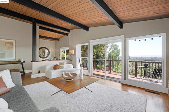 4329 Lawrence Dr, Castro Valley CA: https://media.crmls.org/mediaz/731d9171-ce1e-46b5-9904-2af73ab8c9ef.jpg
