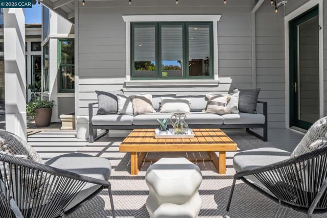 10 Candlelight Lane, Lafayette CA: https://media.crmls.org/mediaz/731dcaa3-2833-4618-8347-4dc4ba660ddb.jpg
