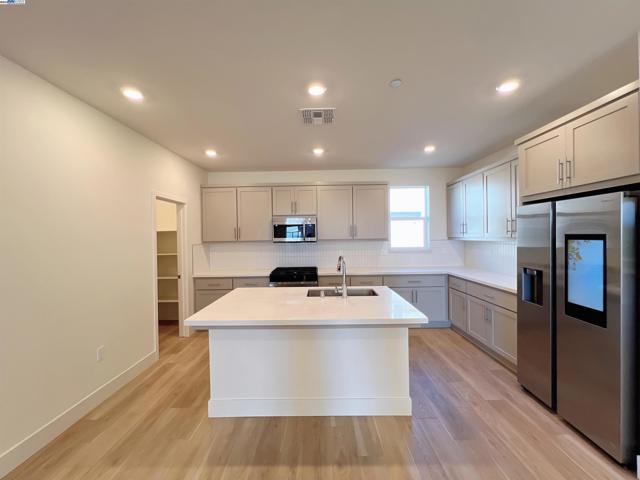 6260 Dove Ave, Dublin CA: https://media.crmls.org/mediaz/731e5d24-94c2-4935-91a1-6df78f770d16.jpg