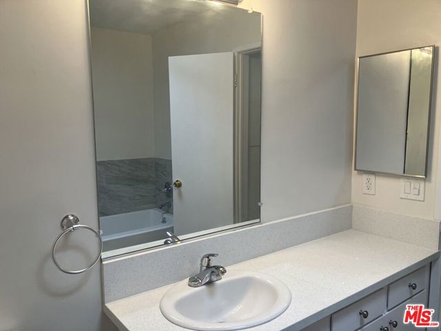 7521 Hampton Avenue, West Hollywood CA: https://media.crmls.org/mediaz/731e8723-1f5b-4de3-89d7-0a597cec347a.jpg