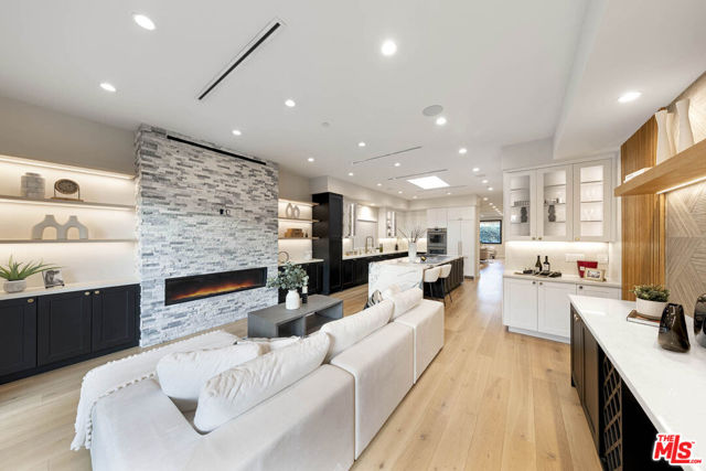 123 S Kilkea Drive, Los Angeles CA: https://media.crmls.org/mediaz/731fea66-eeb6-472c-9063-6a0bf866285f.jpg
