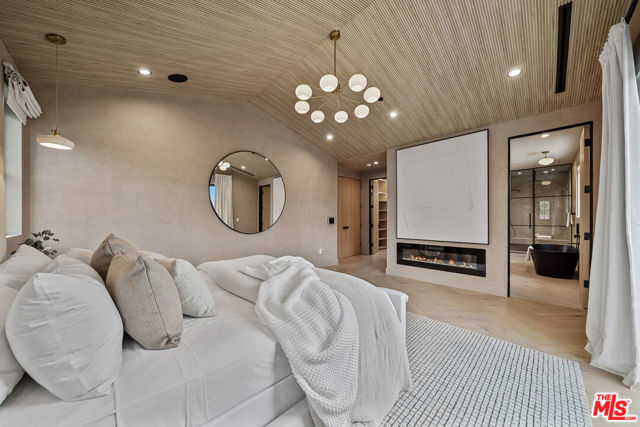 11317 Valley Spring Lane, Studio City CA: https://media.crmls.org/mediaz/73203147-cf5e-4bd6-b9de-622f33a87b0e.jpg