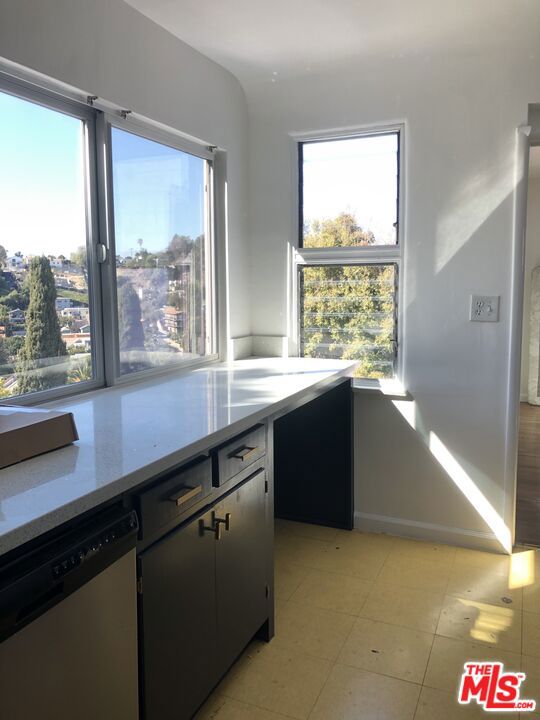 2225 1/2 Lake Shore Avenue, Los Angeles CA: https://media.crmls.org/mediaz/73204940-97a4-4945-a18c-73fe86689f96.jpg