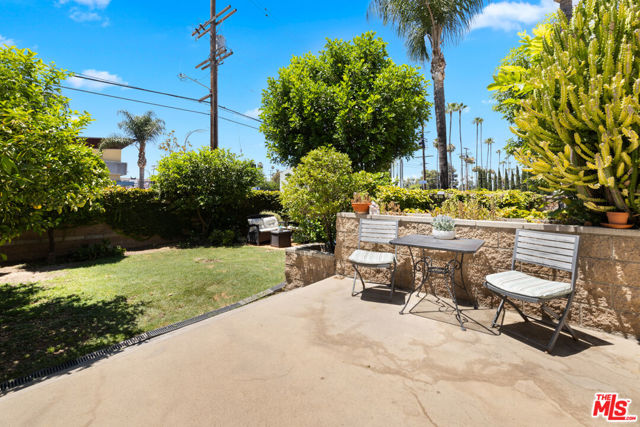 14256 Victory Boulevard, Van Nuys CA: https://media.crmls.org/mediaz/732099c4-6ed0-4755-be1c-c28dc79aff0e.jpg