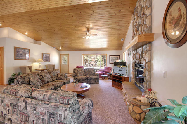 1769 Cascade Road, Big Bear CA: https://media.crmls.org/mediaz/7320ea8b-09f5-4799-8ac7-0636b3f219d0.jpg
