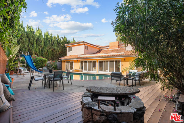 2103 N Hobart Boulevard, Los Angeles CA: https://media.crmls.org/mediaz/73211f60-eb94-41cf-b701-dec3845dcf35.jpg