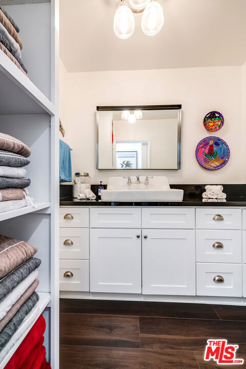 13109 Valley Vista Boulevard, Studio City CA: https://media.crmls.org/mediaz/73216593-3771-4267-8912-d1b6d1354282.jpg