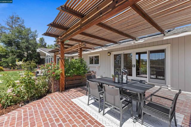 11 Breck Ct, Moraga CA: https://media.crmls.org/mediaz/732199a6-b887-4fa9-981a-0878e56fb97a.jpg