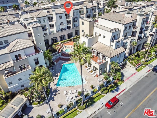 200 Pacific Coast Highway, Huntington Beach CA: https://media.crmls.org/mediaz/7321e97c-5671-48c1-87cc-686e46e1f2a0.jpg