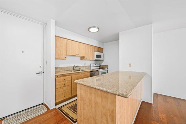 1830 Avenida Del Mundo, Coronado CA: https://media.crmls.org/mediaz/73222dfd-60cf-4423-9c29-4a341009e4a5.jpg