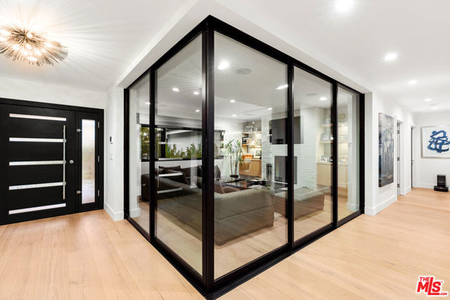 4961 Noeline Avenue, Encino CA: https://media.crmls.org/mediaz/7323b587-5696-4f9b-a331-cd41cf5295a4.jpg