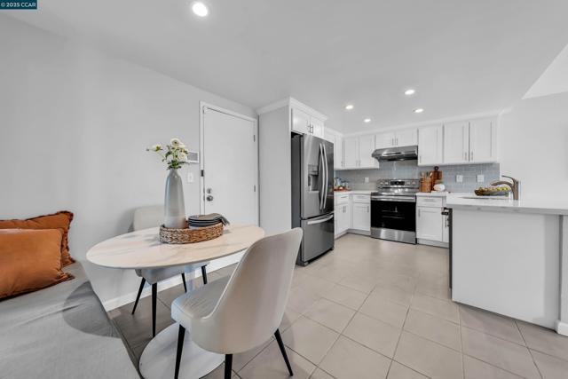 31 Turtle Creek Street, Oakland CA: https://media.crmls.org/mediaz/7323b7d3-0adb-4b1d-907e-27296a4a71f2.jpg
