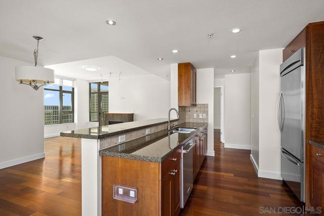 700 W E Street, San Diego CA: https://media.crmls.org/mediaz/7323dc4c-21f7-4954-b1dd-ac33a9596a7e.jpg