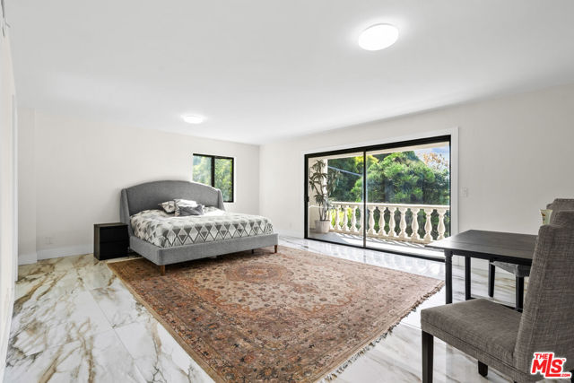 941 Yale Street, Santa Monica CA: https://media.crmls.org/mediaz/7323f192-6d6d-45ae-ba53-269fe7ade12a.jpg