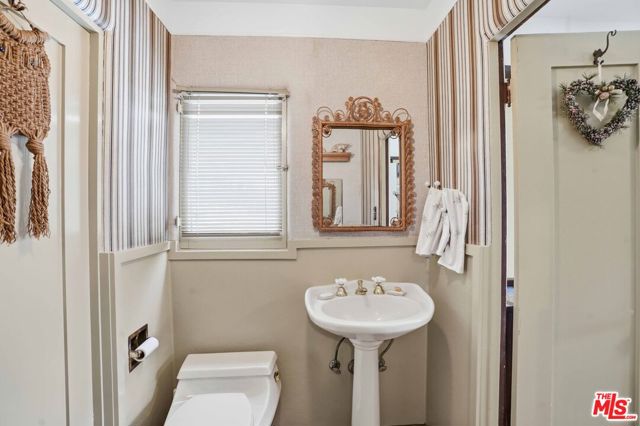 1326 Cordova Avenue, Glendale CA: https://media.crmls.org/mediaz/73244b34-e58c-4526-a3df-9a4ace801072.jpg