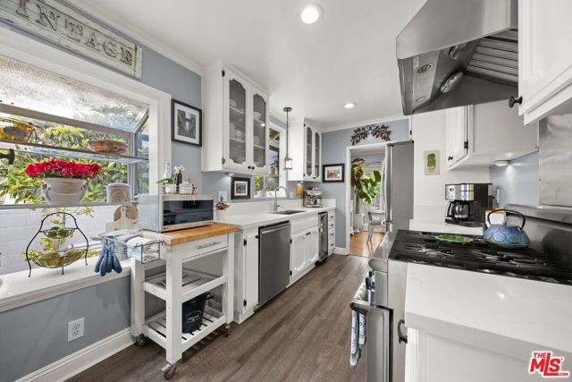 6432 Petit Avenue, Van Nuys CA: https://media.crmls.org/mediaz/7324ca68-4551-46a4-9728-4218bc81cc21.jpg