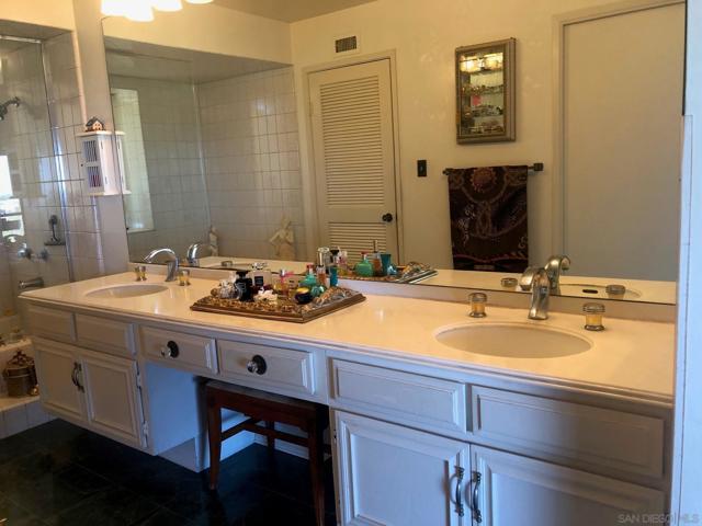 6645 Caminito Scioto, La Jolla CA: https://media.crmls.org/mediaz/7324cd1d-bc1b-48e9-ab3c-56391e0dfb87.jpg