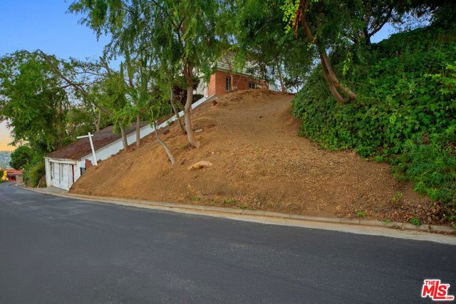 3775 Amesbury Road, Los Angeles CA: https://media.crmls.org/mediaz/7325712c-b227-4532-a651-90bc195fe38e.jpg