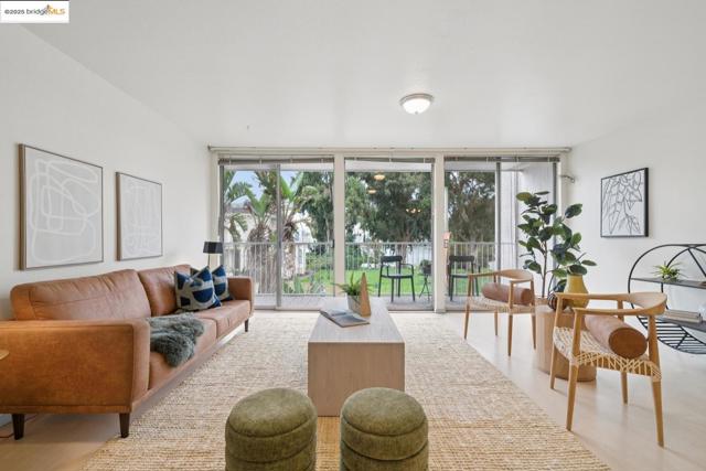 1425 Lakeside DR, Oakland CA: https://media.crmls.org/mediaz/73257df7-83b4-4668-a1ef-bb2cb434a43f.jpg