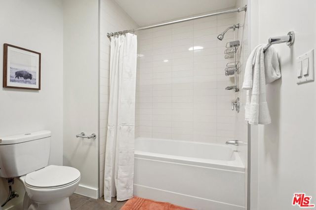 645 W 9th Street, Los Angeles CA: https://media.crmls.org/mediaz/73259216-4132-42a9-81a1-88edc94ddcc0.jpg