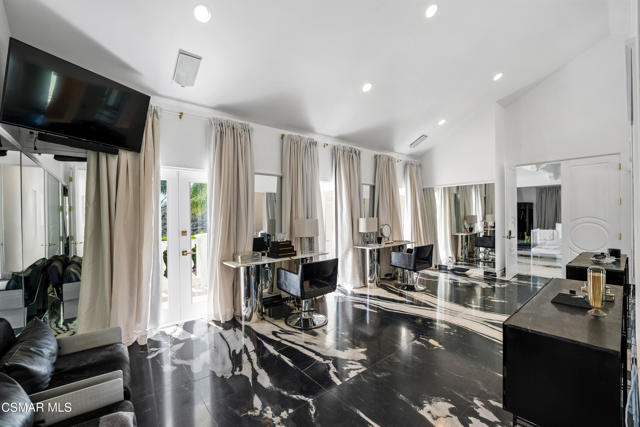 25665 Mulholland Highway, Calabasas CA: https://media.crmls.org/mediaz/7325971a-2972-4195-b45a-999ef2cb4c4f.jpg