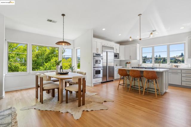 911 Aquarius Way, Oakland CA: https://media.crmls.org/mediaz/732598de-26e4-4e0d-804e-abe700ababa0.jpg