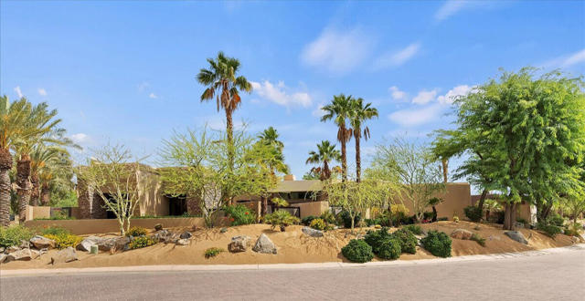 72 Royal Saint Georges Way, Rancho Mirage CA: https://media.crmls.org/mediaz/7325f051-42b3-4ac9-9f72-fcffacaf2919.jpg