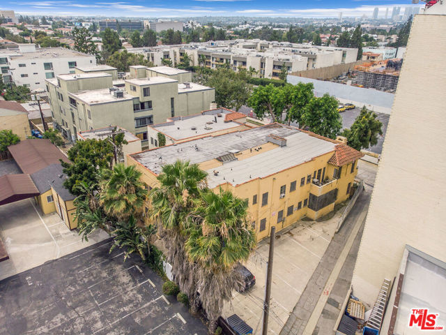 712 S Stanley Avenue, Los Angeles CA: https://media.crmls.org/mediaz/7326e5d4-cbf9-4007-9269-f557a43d5875.jpg