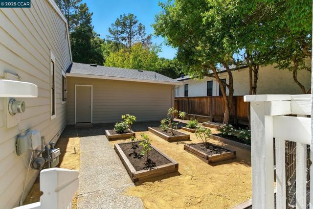 1725 Spyglass Ln, Moraga CA: https://media.crmls.org/mediaz/732712b3-2300-4768-8a03-39d086f33c48.jpg