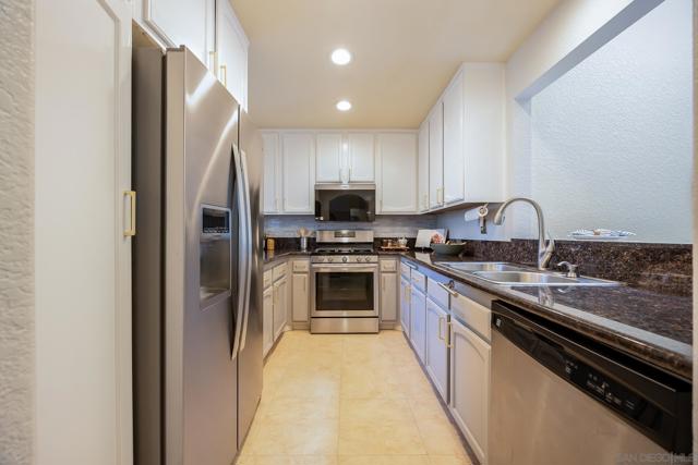 4577 Essex Ct, Carlsbad CA: https://media.crmls.org/mediaz/732714f9-d8fe-4a0c-beeb-75454ba5c8da.jpg