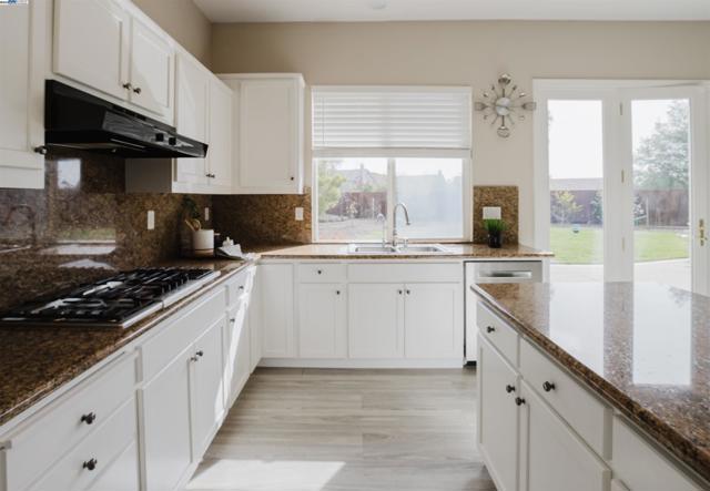 25657 Crestfield Dr, Castro Valley CA: https://media.crmls.org/mediaz/7328b927-ae23-43d9-9687-69a4f717aac4.jpg