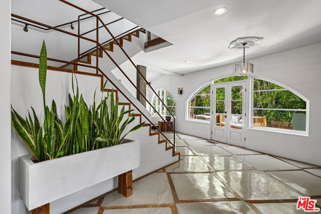 8249 Marmont Lane, Los Angeles CA: https://media.crmls.org/mediaz/73298425-efaf-4402-8458-029d1526f8bc.jpg