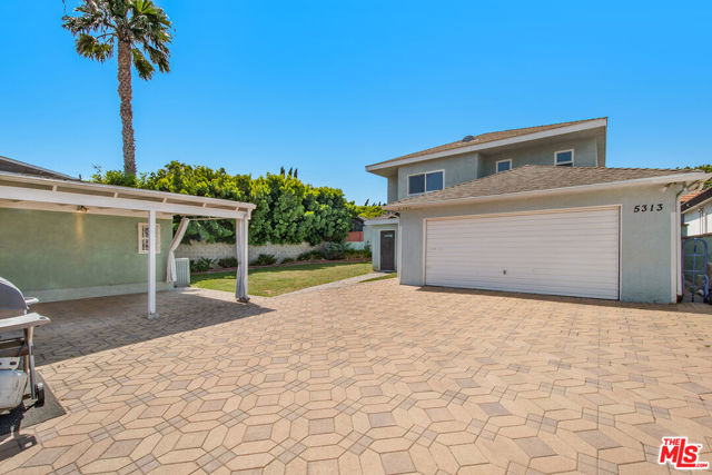 2 car garage w/long driveway & ample parking